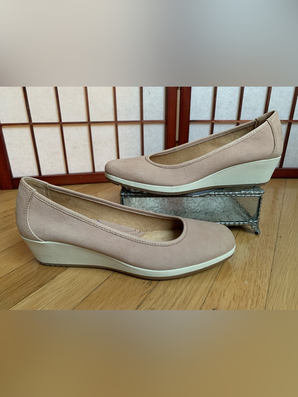 NWOB NATURALIZER BETINA Rose/Beige Leather with White Wedges Size 8.5N (Narrow)